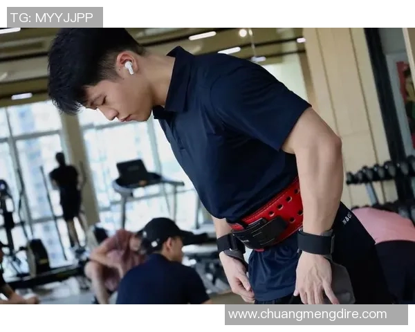 哑铃硬拉训练背部力量与肌肉塑形的全面指南